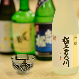 可與美食一起享用時令日本酒等豐富多彩的飲品