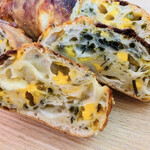 ラトリエ ドゥ プレジール - こちらも同様(チーズと海藻のパン)。写真も前写真と同様。