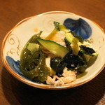 炭火焼ごっつり - 2012.7 お通し（200円）豚バラ、キュウリ、海草などの酢の物