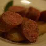 バール エ ターヴォラ カルダ ラ・ジョストラ - 黒豚のサルサッシャ＆フライドポテト