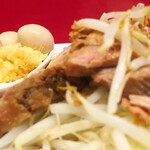 ラーメン二郎 - 豚の厚み