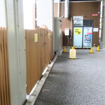 ラーメン二郎 - 店外のウェイティングスペース