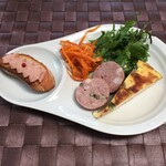 Cafe Gourmand - 本日の前菜 自家製オードブル盛り合わせ 山椒入りモルタデッラソーセージ、鶏レバームース、地物野菜入りオムレツ