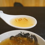 スープは煮干しと丸鶏（手羽の可能性もある）のコラボ