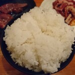 七輪焼肉 安安 - 雑につがれた中ライスはお茶碗からはみ出ています❗