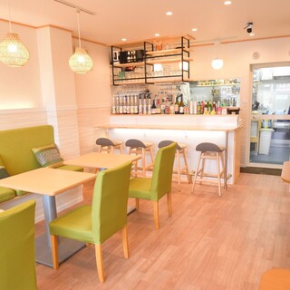 The interior is bright and feels like an open cafe ♪ Private rooms are also available on the second floor.