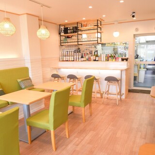 明るくオープンカフェのような店内♪2階には個室も完備