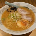 ラーメンとホルモンの店 とん八 - 味噌ラーメン