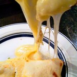 ダバ インディア - クルチャの片割れを持ち上げるとチーズがトロ～(*￣∇￣)ノ