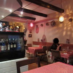 テーブル席4つかな。