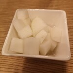 市場タッカルビ＆ビービーキュー チキン - 大根の甘酢漬け