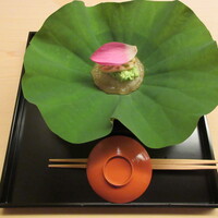 道人 - 折敷に杉箸、一品目