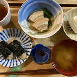 やすらぎの里 - 5日目朝 玄米お握り 豆腐の味噌汁