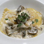 オステリア ティモーネ - バターナッツ（カボチャ）のラビオリ キノコのクリームソース