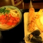 丸亀製麺 - ザク切りトマト冷やカケ　と　天ぷら　とおにぎり