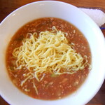 中華 四川 - “タンタン麺”は、ひき肉たっぷりの餡状の赤いスープの上に、黄色の麺が沈まずに、浮島のごとく、コンモリと乗っかっているようです。