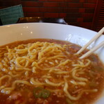 中華 四川 - 麺の味を確認するため2口ほど頂きます。その後、麺とスープを混ぜます。