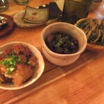 Nanaichiroku Kanoya - おばんざい３種盛⑤（手前から牛肉と豆腐焼、鶏の肝煮、豚ニラもやし）