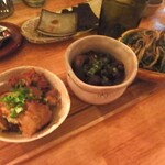 716かのや - おばんざい３種盛⑤（手前から牛肉と豆腐焼、鶏の肝煮、豚ニラもやし）