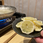 Shabushabu Sukiyaki Haruna - 沸騰する前に引き揚げるレモン