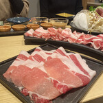 Shabushabu Sukiyaki Haruna - イブ美豚
      ロース、肩ロース、バラ