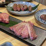 キンキン麦酒とプリッと小腸 近江牛畜産すだく - 