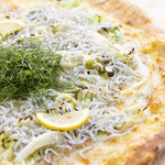 卷心菜和青紫蘇的淡路產小沙丁魚披薩