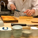 鮨処 多田 - 玉子焼き 切り分け風景