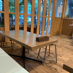 Hachinosukafe - ソファに対してのテーブルは低めですがとてもおしゃれな雰囲気の店内。