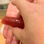 鮨処 多田 - 握り マグロ赤身を受け取るの図