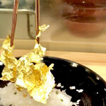 鮨処 多田 - 握り イカに金箔を乗せて...
