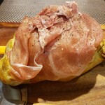 レストラン マルタ - “生ハムと玉子の包み焼きピッツァ”