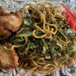 焼きそば 瑠璃 - 「焼きそばカラアゲセット」上から。「並盛」「焼きそば」410円（税込）の総重量（実測値）は 502g になることになる。この重量は一般の焼きそば店の「大」が、平均して 300g〜400g 程度であるのと比較して、それよりもかなり多い。