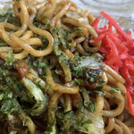 焼きそば 瑠璃 - 「焼きそばカラアゲセット」焼きそば接写。味わいに関しては、しっとりと焼きそばソースが利いていて、先ず先ずのもの。ソースは甘辛系で、ウスターソース使用と思われる。ふんだんな惜しみないキャベツ量が実に嬉しい。