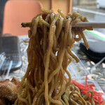 焼きそば 瑠璃 - 「焼きそばカラアゲセット」麺リフト。麺は、縮れの入った機械打ち角刃麺で、中細の焼きそば定番の太さであり、奇を衒うことのない仕様だ。まあ、安心して普通の焼きそばを堪能出来るというわけだ。ソースがよく絡まって艶々の感じが好い。