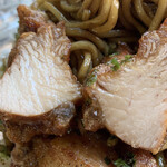 焼きそば 瑠璃 - 「焼きそばカラアゲセット」唐揚げ断面。大振りの「唐揚げ」は鶏ムネ肉使用と思われるが、しっとり感が十分にあり、パサつき感は一切ない。「唐揚げ」1つ 50g クラスとなるとかなりの大きさだと言うことがお分かり戴けよう。