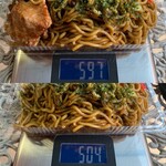 焼きそば 瑠璃 - 「焼きそばカラアゲセット」490円（税込）総重量（実測値）597g。うち唐揚げ重量 95g。