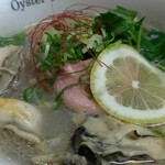 中華そば よしかわ - 牡蛎そばのアップ