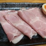 中華そば よしかわ - 特製トッピング（￥３００）は、レアチャーシュー３枚、煮玉子半分