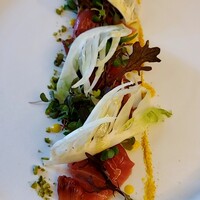 エトゥルスキ - マグロ、野菜、柑橘をオシャレに楽しむことが出来ます