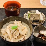 おにく 花柳 - ■ご飯
      ☆松茸ご飯　和牛佃煮　針生姜　香の物
      ■留碗
      ☆赤出汁　茄子　海苔