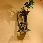 おにく 花柳 - ☆壁に吊るしてあるトランペットの陶器。