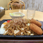 ダイニングカフェ rich - 焼きそば単品 サラダ付き