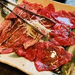 赤うし亭 - 右がロース、左はカルビ