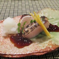 やすい - お造り・鰆：答志島で一本釣りされた鰆の皮目を炙って、ポン酢のジュレと 大根おろしが添えられ、山椒の芽が飾られています。　　　　　2020.10.02