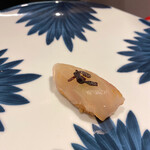 鮨 一二郎 - 平目の昆布締め。しっかりと熟成されて美味しい♡