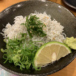 市場寿し 魚屋 - 数量限定しらす丼。500