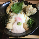 本格手打うどん 大河 - とりまいとろろわさびしょうゆ（冷たいうどん）
