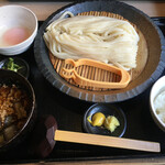 本格手打うどん 大河 - 鶏そぼろと茄子のつけめん（冷たいおうどん）