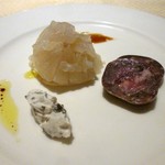 Virbius - アミューズ　　オリーブ＆サワークリーム　鱈のスモークと根セロリ、鹿肉のソーセージ